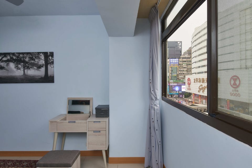 The view you can see through 2nd bedroom
您可以透過第二間臥室看到街道景色