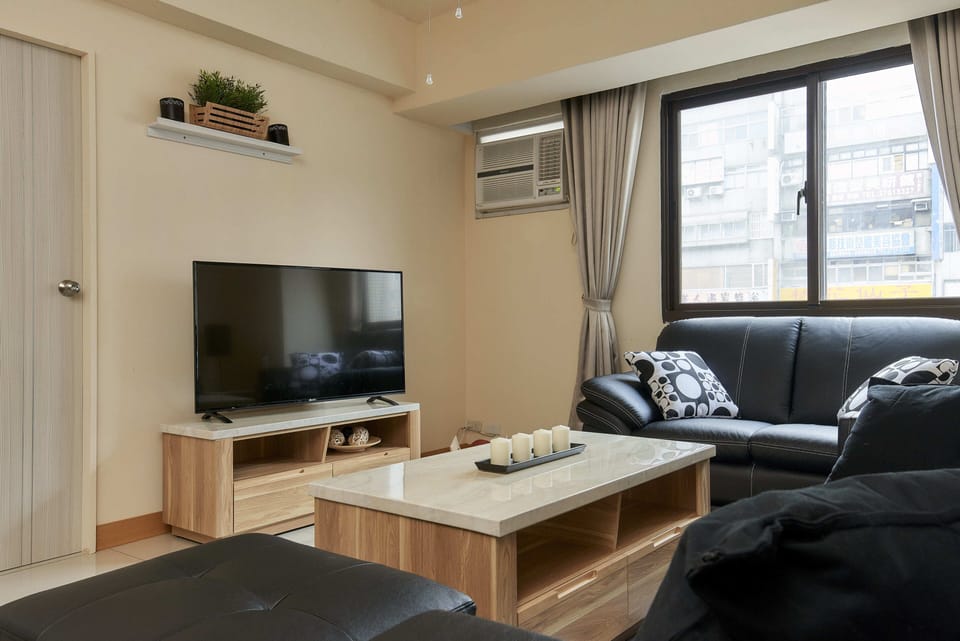 Living room with large sectional sofa 
客廳配有大沙發
