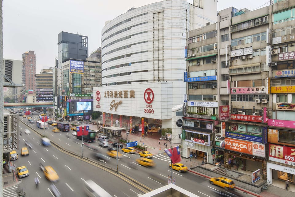The view you can see through 2nd bedroom
您可以透過第二間臥室看到街道景色