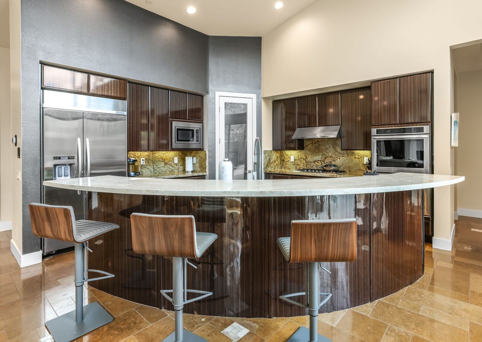 Kitchen bar area