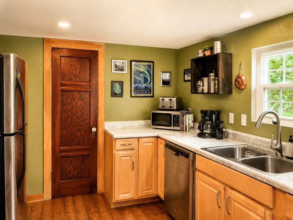 Full Kitchen with dishwasher!