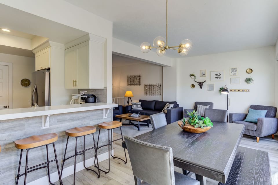 Breakfast Bar and Dining