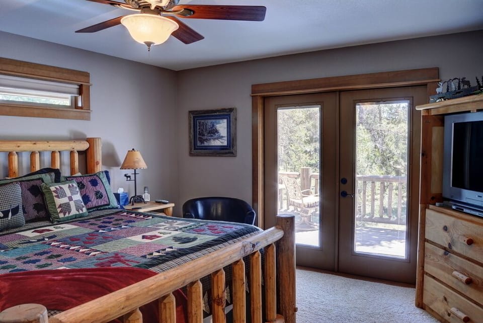 Suite #1: Moose Junction -- King Bed with Private Bath and soaking tub