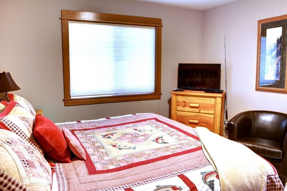 Suite #2: Fishing Hole -- King Bed with Private Bath