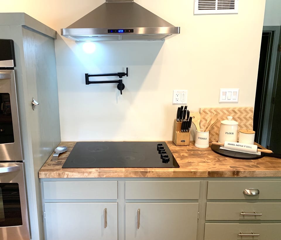 Convenient pot filler over the stove for your cooking needs.