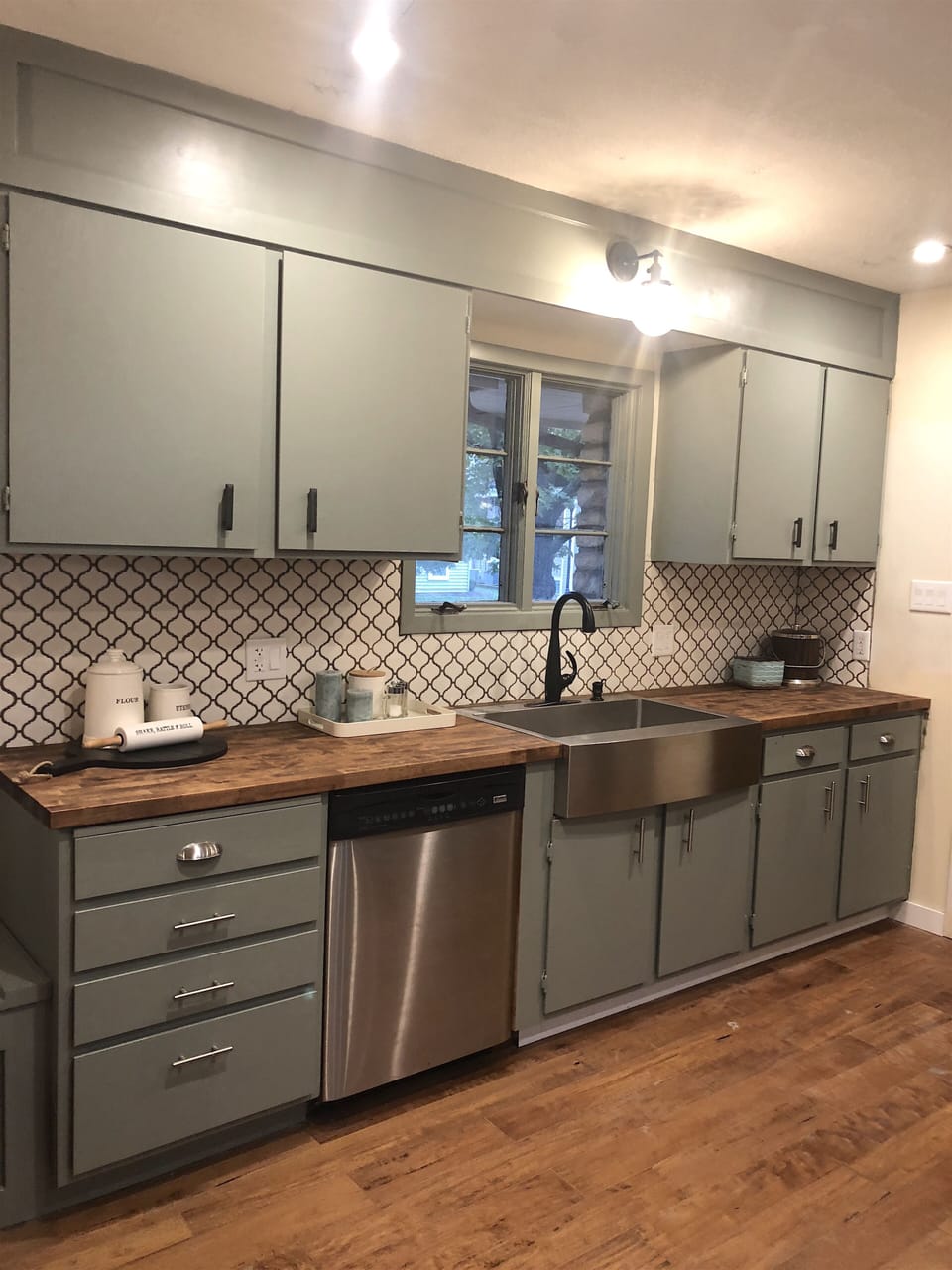 Spacious kitchen, top of the line appliances.