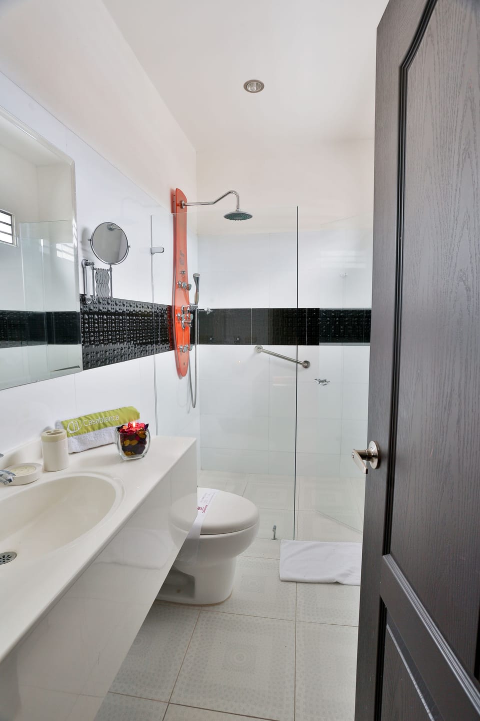 Business Suite | Bathroom | Shower, free toiletries, hair dryer (on request), towels