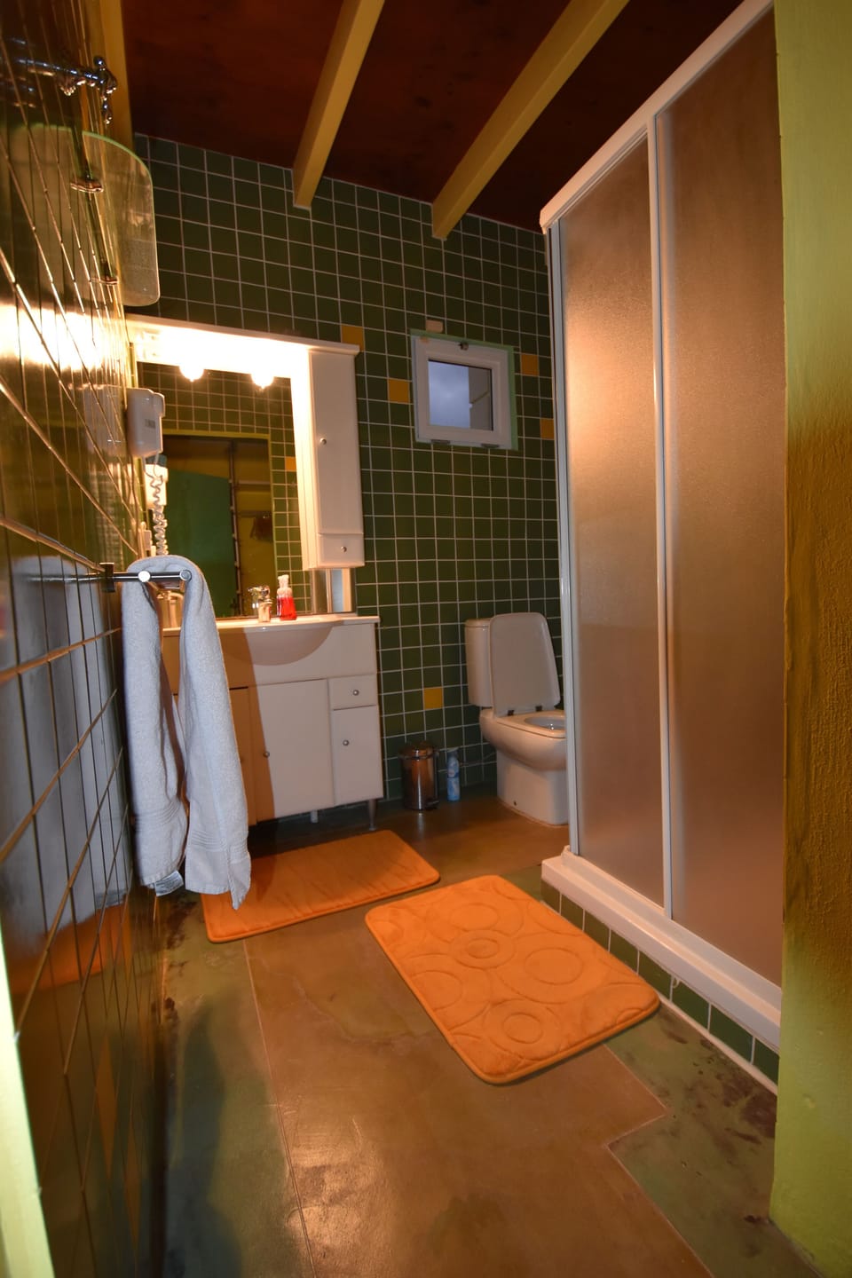 2nd Bathroom

