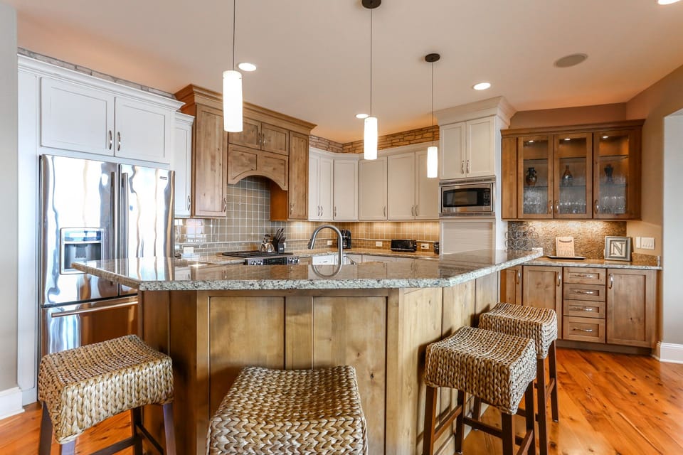 Prepare your next gourmet meal in this stunning chef's kitchen!