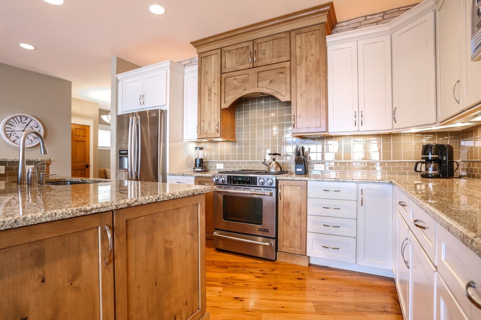 Coffee maker, blender, toaster & cookware provided