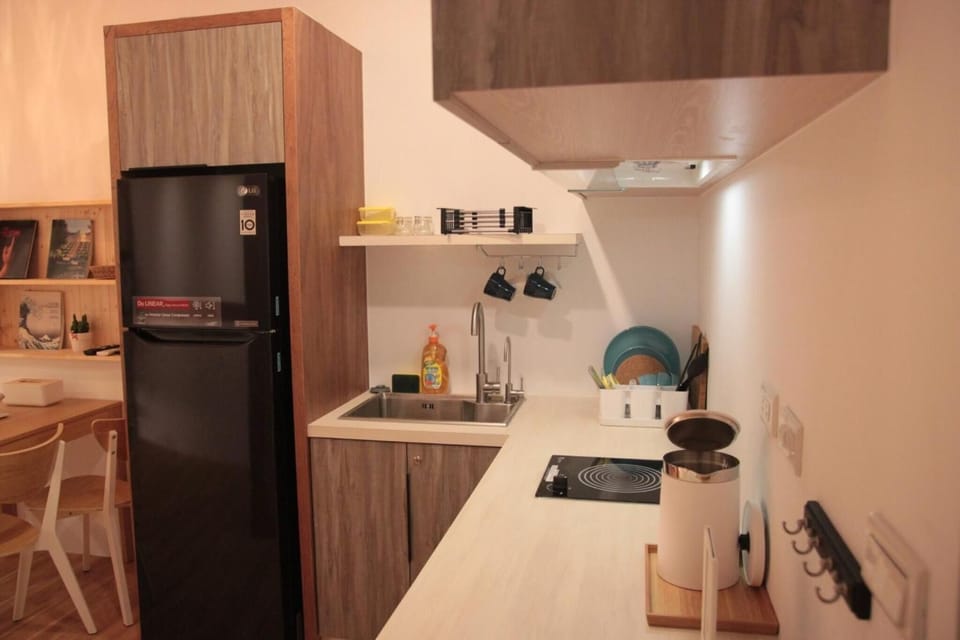 Fridge, stovetop, coffee/tea maker, electric kettle