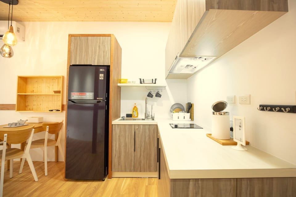 Fridge, stovetop, coffee/tea maker, electric kettle