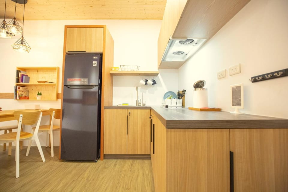 Fridge, stovetop, coffee/tea maker, electric kettle