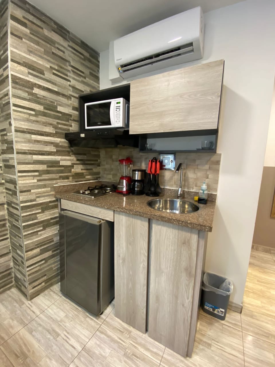 Comfort Room | Private kitchen | Shared fridge, microwave, coffee/tea maker
