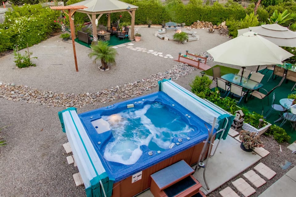 Enjoy the 8'x 10' hot tub. Space for your children to run and play.
Te