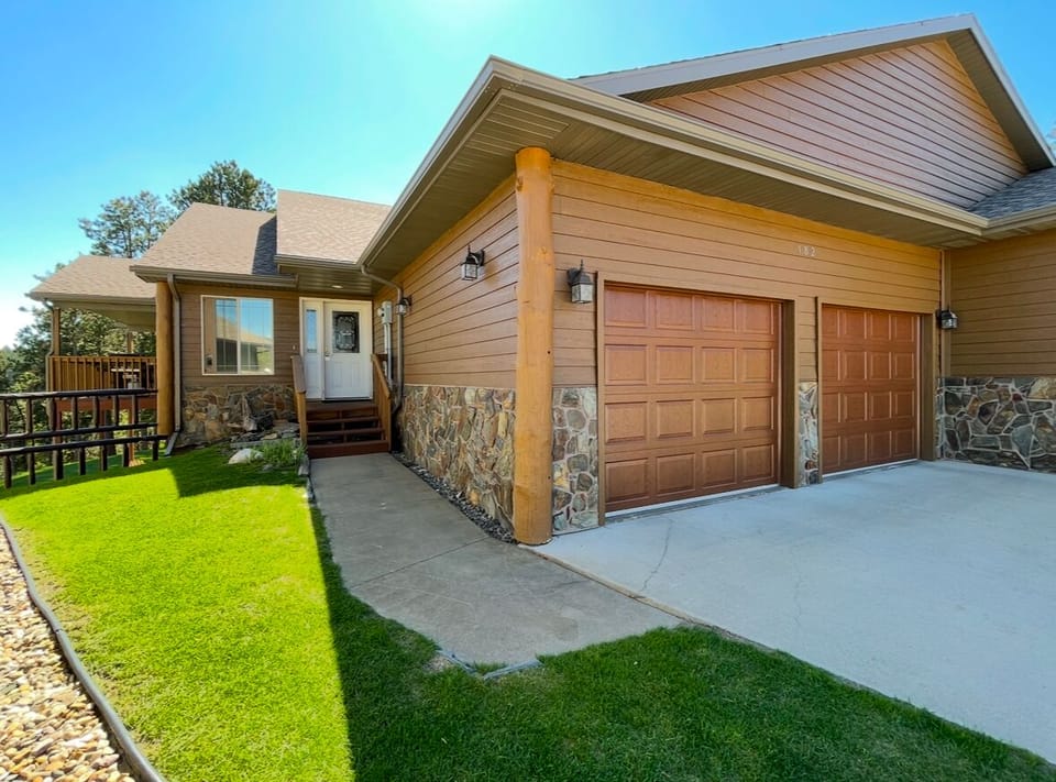 Front of Hill City View Cabin and double garage.