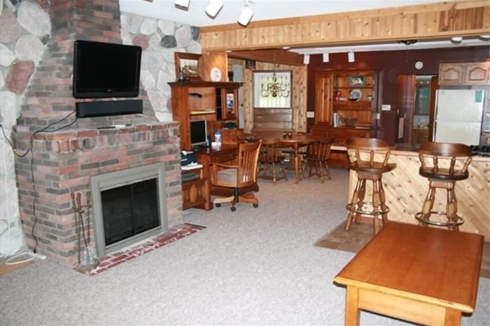 Fireplace, flatscreen TV, work desk (Comcast and wifi included)