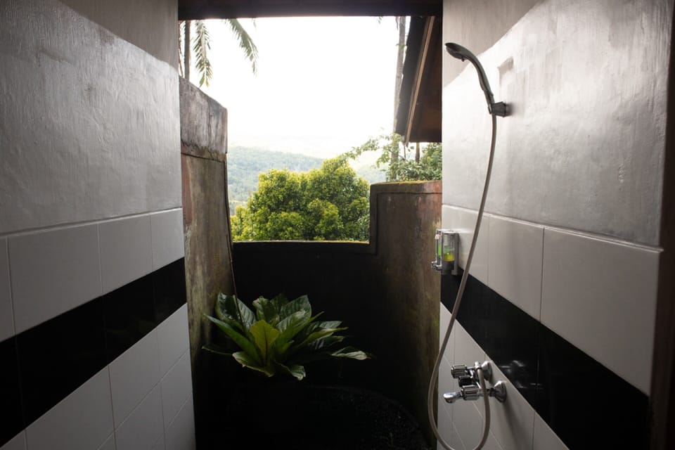 Standard Double Room | Bathroom | Shower, free toiletries, hair dryer, bidet