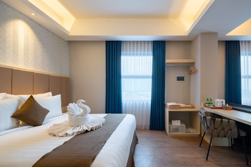 Suite | Minibar, in-room safe, desk, laptop workspace