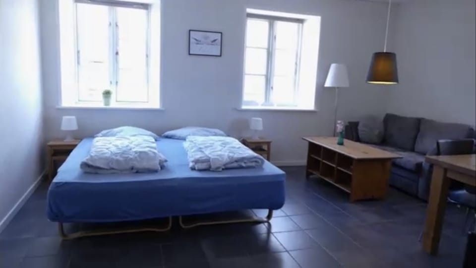 Apartment, 1 Bedroom, Courtyard View, Corner (4 Voksne ) | Living room | 24-inch flat-screen TV with cable channels, TV