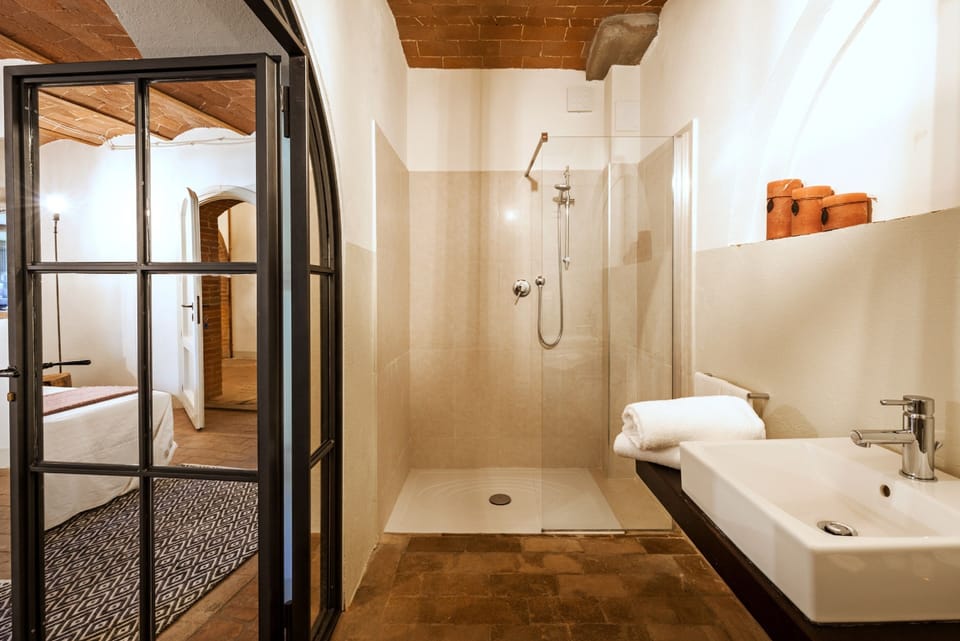 Standard Room, Non Smoking | Bathroom | Rainfall showerhead, free toiletries, hair dryer, bathrobes