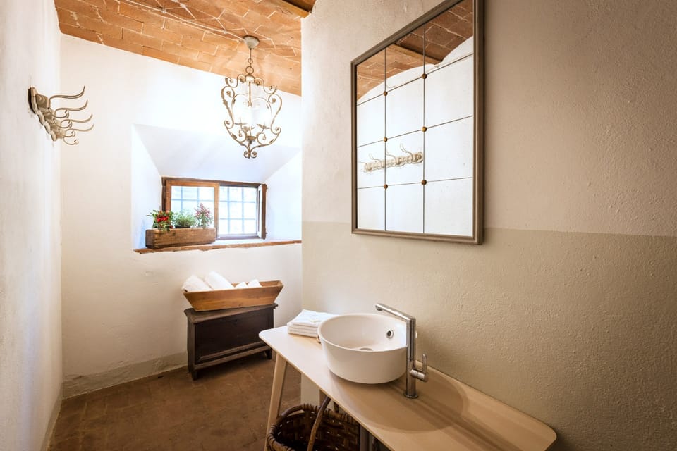 Standard Room, Non Smoking | Bathroom | Rainfall showerhead, free toiletries, hair dryer, bathrobes