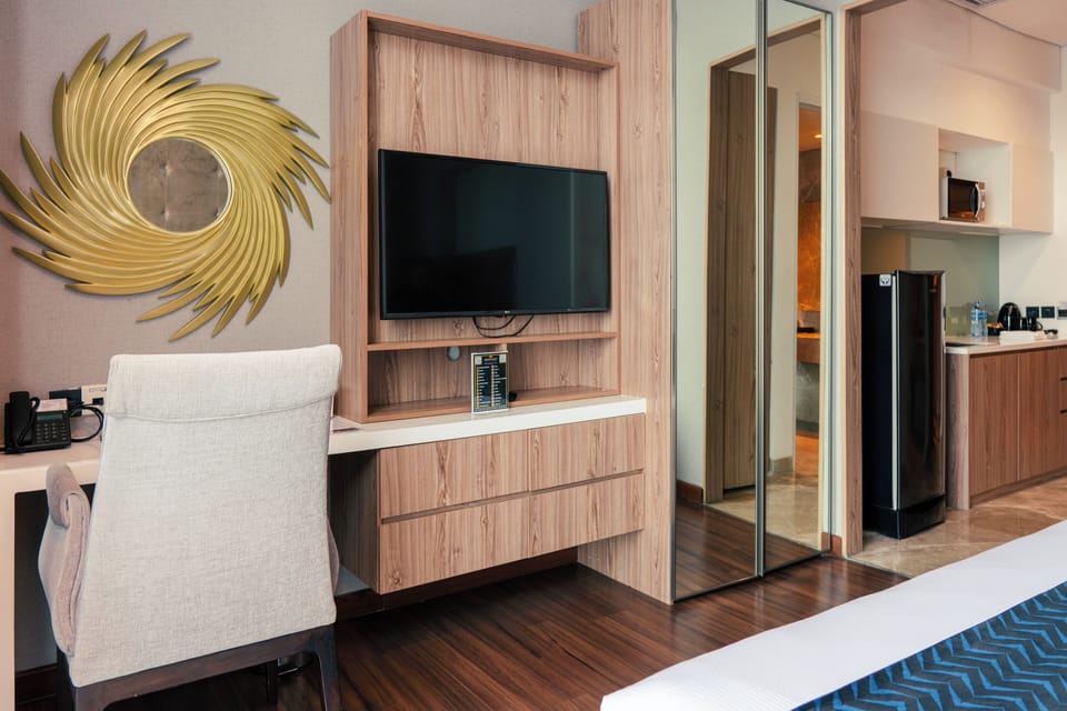 Deluxe Room, 1 King Bed | In-room safe, desk, iron/ironing board, free WiFi