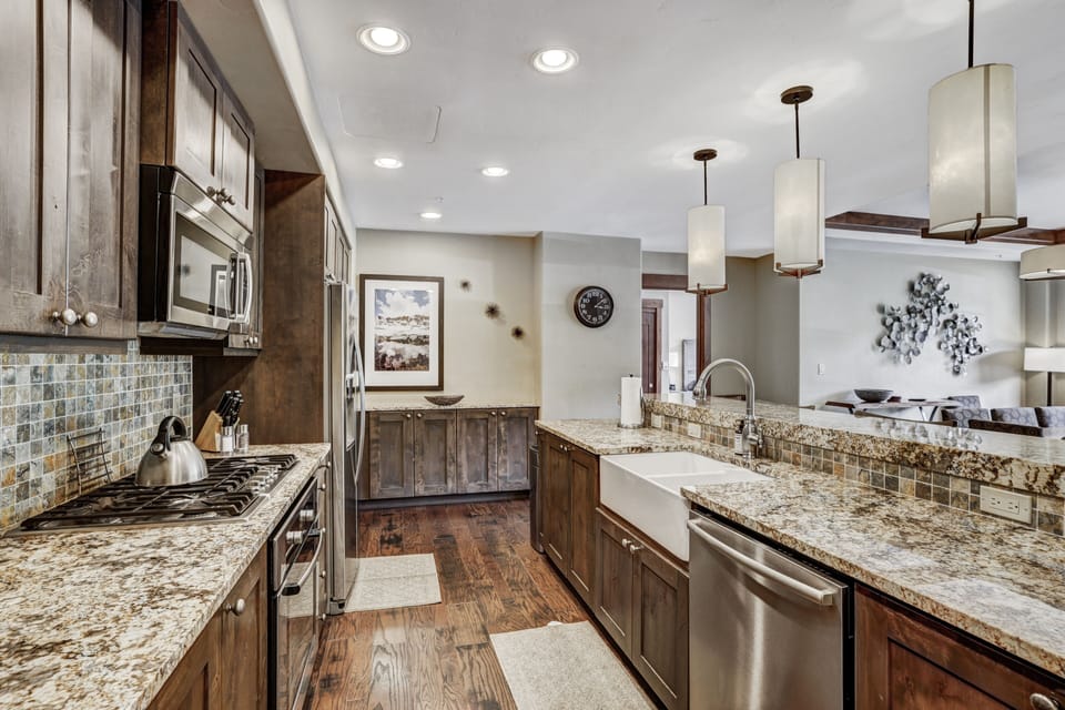 Condo, 4 Bedrooms | Private kitchen | Fridge, microwave, oven, coffee/tea maker