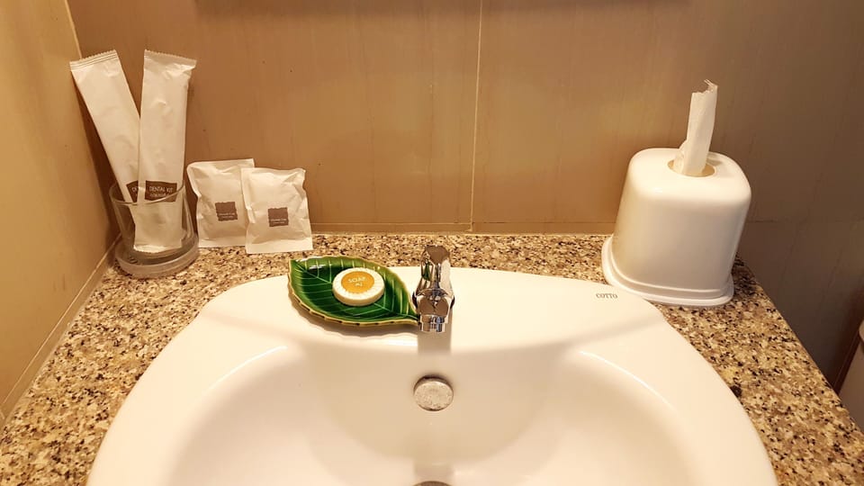 Comfort Studio, 1 Queen Bed | Bathroom | Shower, free toiletries, towels