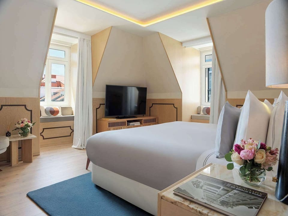Egyptian cotton sheets, premium bedding, down comforters, minibar