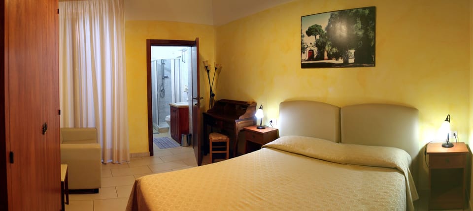 Comfort Double Room | Hypo-allergenic bedding, in-room safe, desk, iron/ironing board