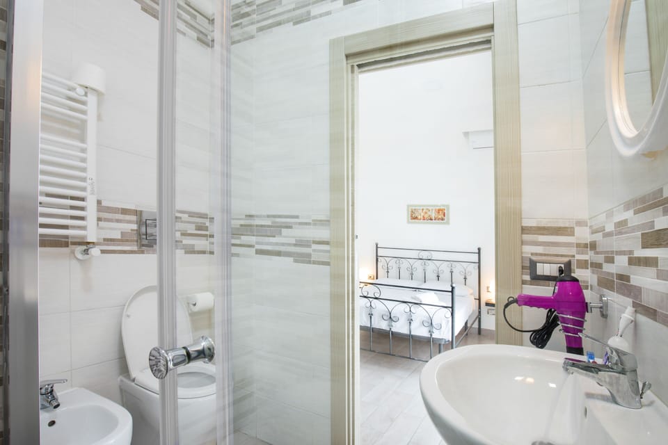 Shower, free toiletries, hair dryer, bidet