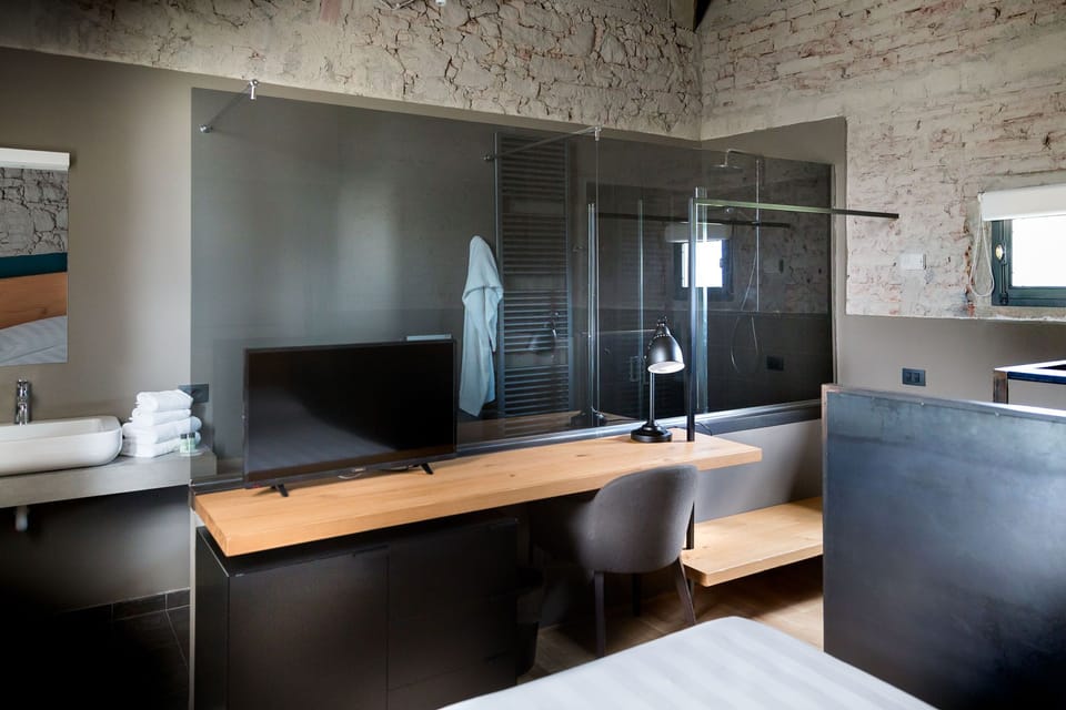 Minibar, desk, soundproofing, free WiFi