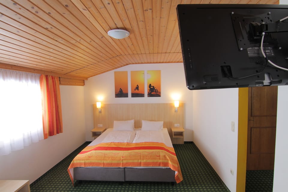 Classic Double Room | In-room safe, desk, WiFi (free), bed sheets