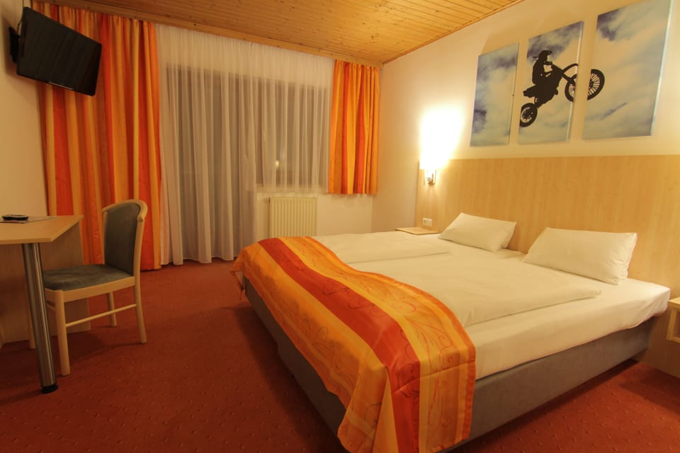 Classic Double Room | In-room safe, desk, WiFi (free), bed sheets