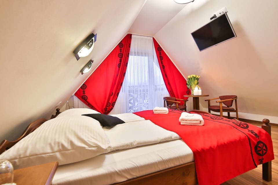 Deluxe Apartment, Multiple Beds, Non Smoking | Egyptian cotton sheets, premium bedding, in-room safe, desk