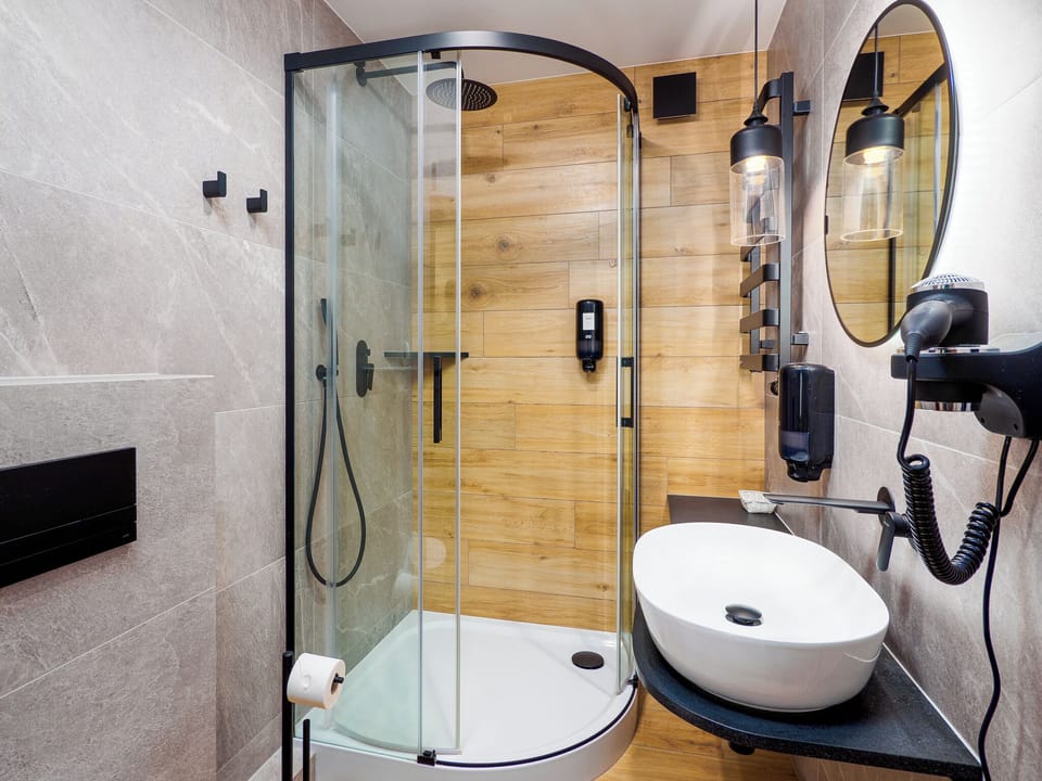 Classic Triple Room, Non Smoking | Bathroom | Shower, free toiletries, hair dryer, towels