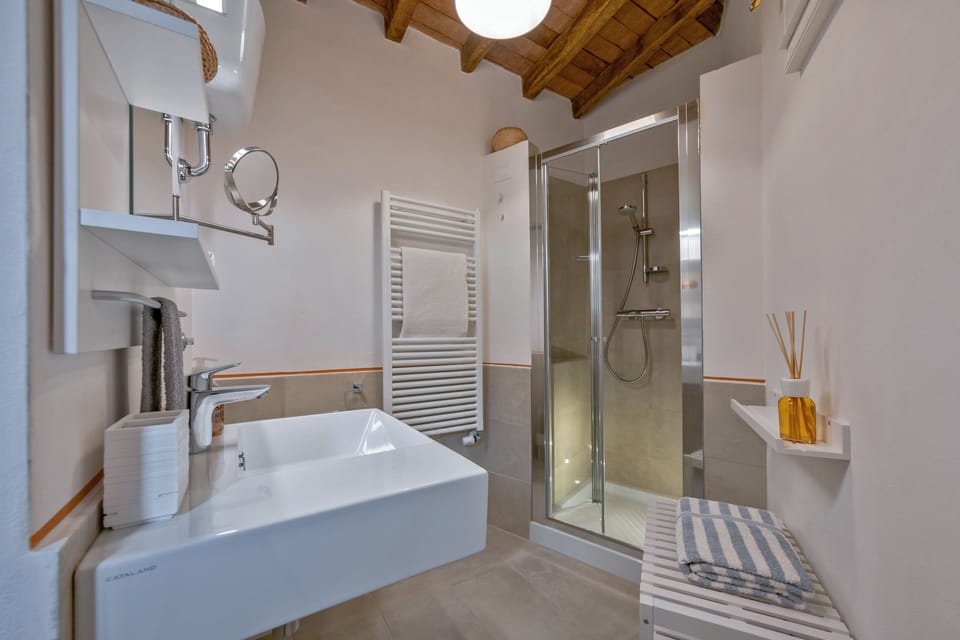 Comfort Double Room, Private Bathroom, Courtyard View | Bathroom | Shower, rainfall showerhead, hair dryer, towels
