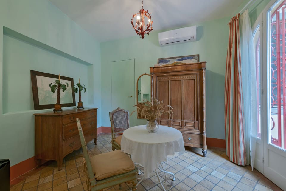 Classic Double Room | Living area | Flat-screen TV