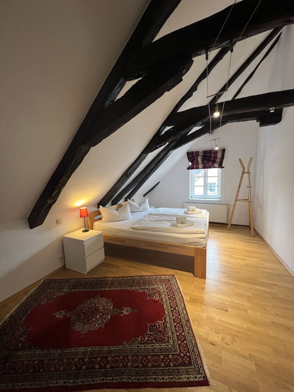 Suite | Desk, rollaway beds, bed sheets