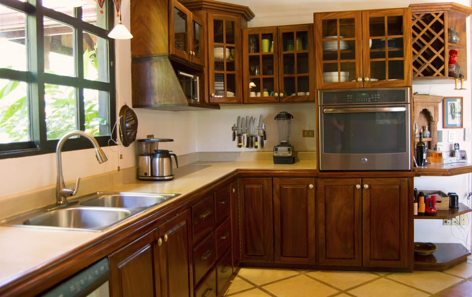 Double sink, GE oven, Microwave and Vitamixer.