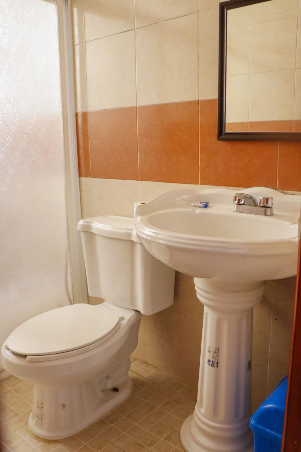 Shower, free toiletries, towels