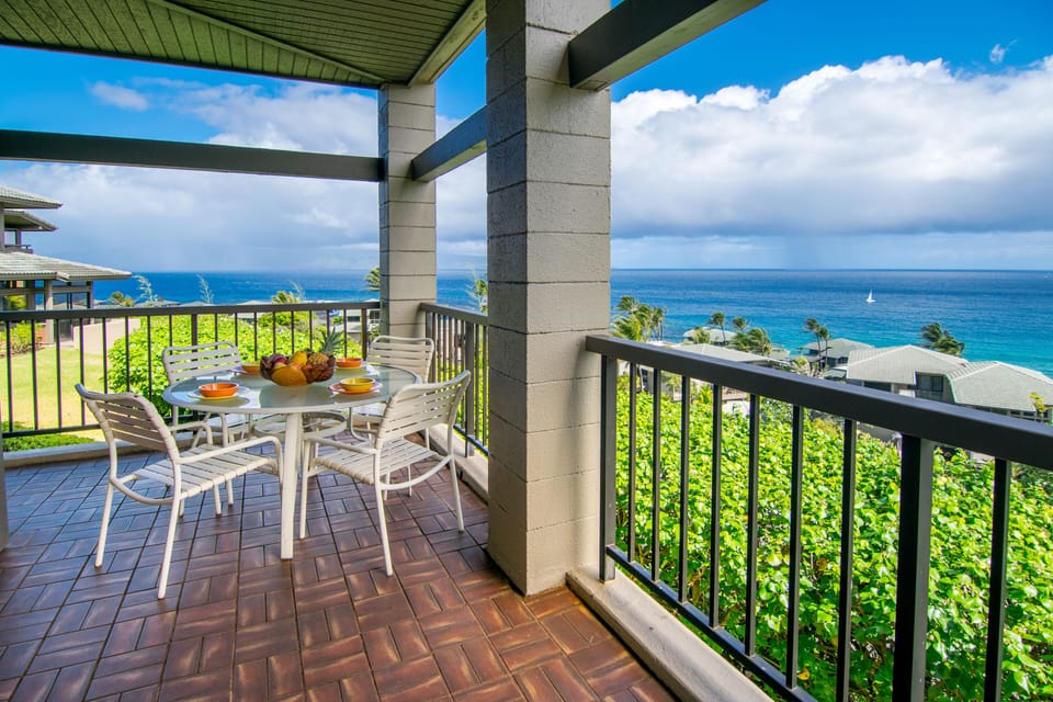 Enjoy your breakfast or a cocktaili over looking the tropical Pacific Ocean.