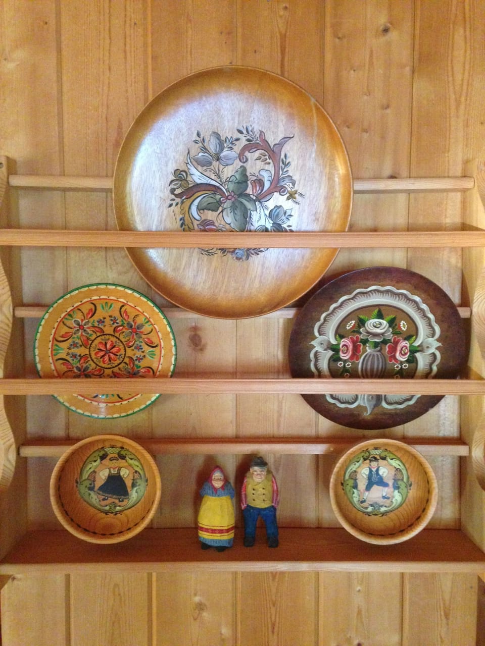 Hand-painted plates and bowls from Norway