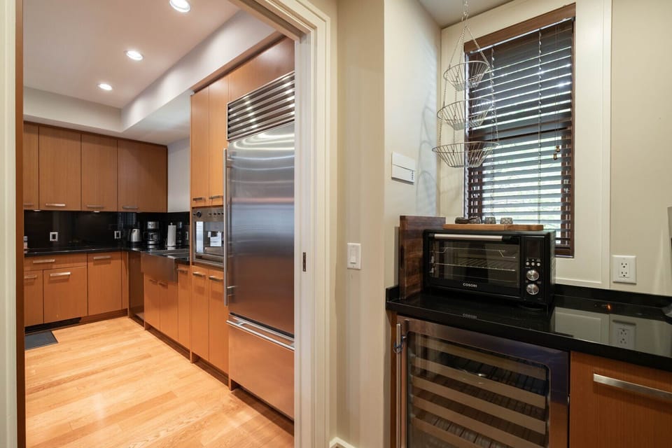 Full kitchen: High-end appliances