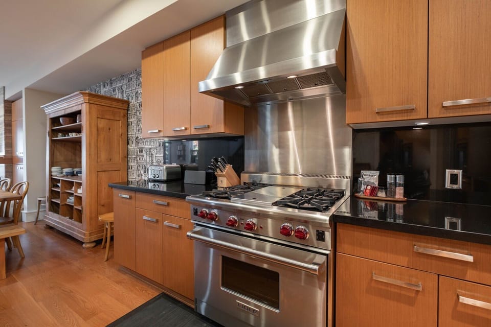 Full kitchen: High-end appliances