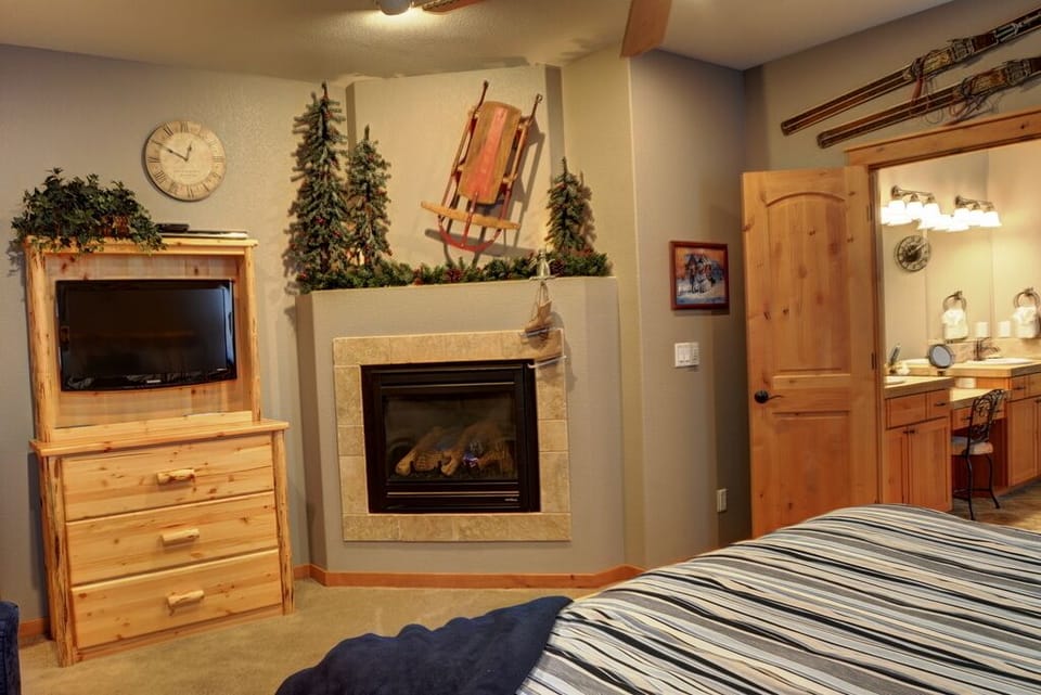 Suite #1: Snow Haven - gas fireplace, 32" TV w/DVD player