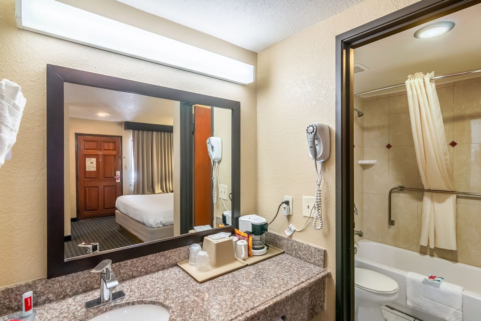 Suite, 1 King Bed | Bathroom | Free toiletries, hair dryer, towels