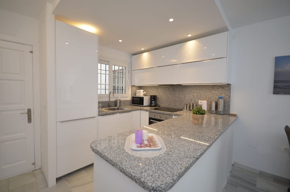 Granit top fully fitted kitchen. 