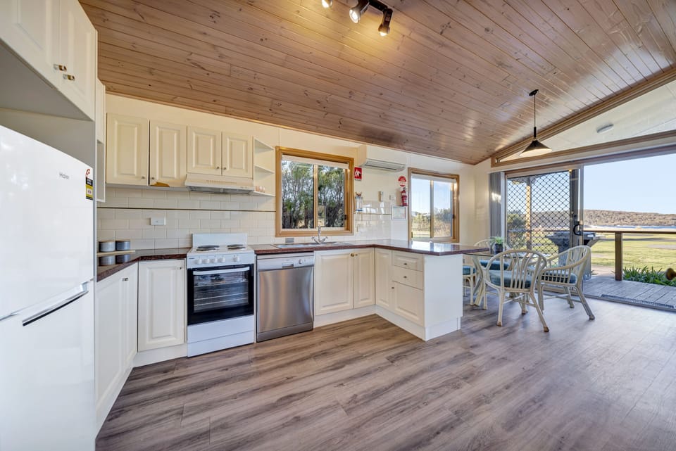 Executive Villa | Private kitchen | Full-size fridge, microwave, oven, dishwasher